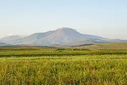 Suchá skalnatá hora nad stepí