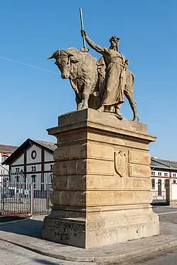 Pražská tržnice – východní socha u hlavního vstupu: Muž s býkem od Bohuslava Schnircha