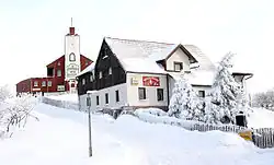 Komáří hůrka, v budově vlevo se nachází rozhledna