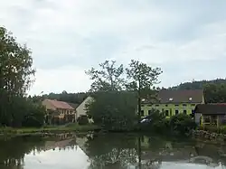 Jihovýchodní strana návsi v Milevu