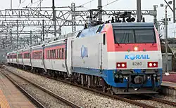 Osobní vlak ve stanici Sodedžonn na jihu Tedžonu