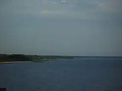 Pobřeží ostrova Muhu při pohledu z Velkého průlivu