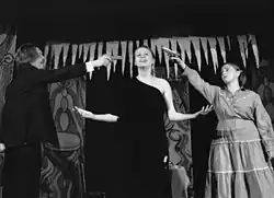 Fotografie z představení Mumraje v Amatérském divadle Esence, rok 2002 (Rozhovor revolucionářů).