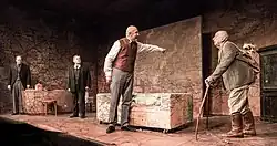 Fotografie z představení Mumraje pod názvem Tanec bláznů v Činoherním klubu v Praze, rok 2017 (Gubernátor s Nikitou – poslední divadelní role Stanislava Zindulky).