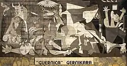 Mozaika na zdi inspirovaná obrazem Guernica