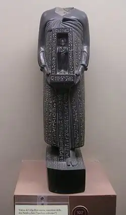 Vedžahorresnetova naoformní socha popsaná životopisným nápisem