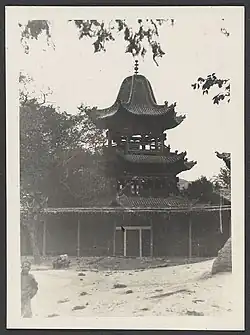 Muslim man and Salar minaret in Kehtsikung