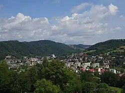 Pohled na město z vyhlídky v parku Zapopradzie