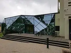 Od bočního vchodu do muzea