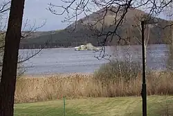 Ostrůvek Myšlín, v pozadí kopec Borný