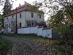 Myšlín u Mnichovic - zámeček s tvrzištěm (3).jpg