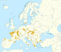 Lokality výskytu netopýra alkathoe, červeně je vyznačen potvrzený výskyt a zeleně předpokládaný výskyt.