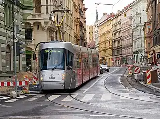Tramvaj číslo 14 vyjíždějící z Myslíkovy na Masarykovo nábřeží