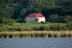 Myslivna Ovčín nad rybníkem Vražda