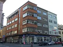 Funkcionalistická stavba od místního architekta Adolfa Erbena