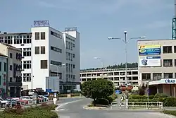 Hlavní budova Tepny, vzadu rozpadající se budova, která také patří k Tepně Náchod.