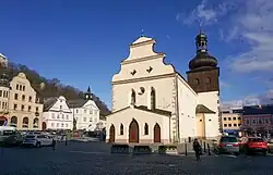 Náchod - Masarykovo náměstí s kostelem sv. Vavřince.jpg