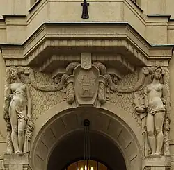 Alegorické sochy vedle vstupního portálu