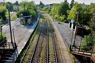 Celkový pohled z pěší lávky přes trať