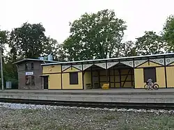 Nádraží v Giruliai. Vlevo směr Klaipėda, vpravo směr Kretinga, Šiauliai, Vilnius