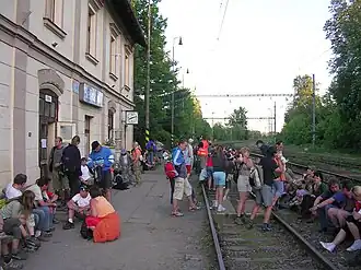 Pochodníci čekající na vlak po skončení pochodu (2007)