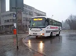 Pohled na autobusovou zastávku těsně v blízkosti zastávky