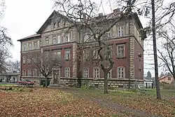 Nádraží Jaroměř - dům čp. 255.JPG