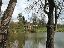 Pohled na nádraží Lvová z hráze Dvorního rybníka