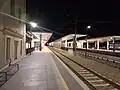 Nástupiště od severovýchodu ve večerních hodinách
