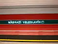 Nápis Nádraží Veleslavín u kolejí metra