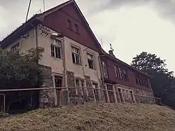 Budova zastávky v Chotyni