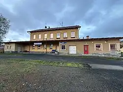 Pohled od kolejiště na nádražní budovu