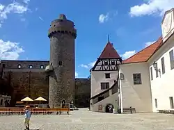 Nádvoří_strakonického_hradu_s_věží_Rumpálem.jpg