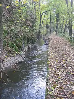 Trasa 4443 vedoucí podél náhonu Korečnického mlýna