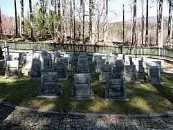 Náhrobky sovětských zajatců v Adolfovicích, kteří zemřeli v letech 1941–42