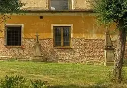 Náhrobky v Mladějovicích u kostela.jpg