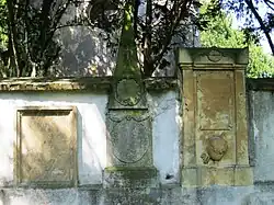 Náhrobky v ohradní zdi (Bílá Lhota).JPG