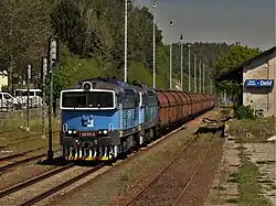 Dvojice „Catrů“ ČD Cargo v čele nákladního vlaku loženým pískem