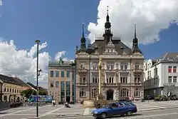 Budova spořitelny s moderní přístavbou