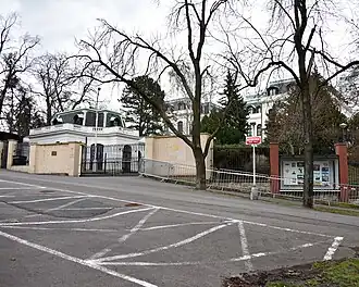 Vila Friedricha Petschka, Náměstí Borise Němcova