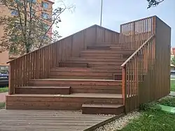 Dřevostavba s tribunou a vyhlídkou