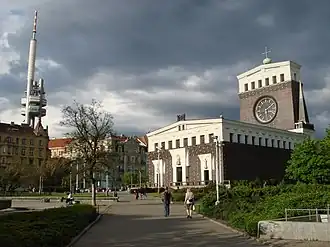 Náměstí Jiřího z Poděbrad s kostelem Nejsvětějšího srdce Páně, nalevo v pozadí Žižkovská televizní věž