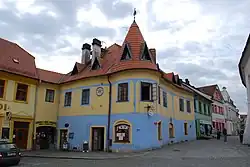 Dům U Modré hvězdy na jihozápadním rohu náměstí v Týně nad Vltavou