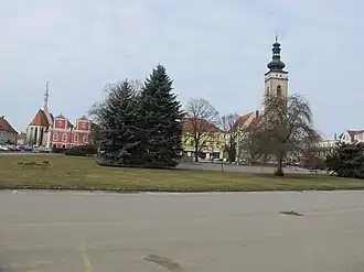 Náměstí Republiky, vzadu pohled na kostel svatého Petra a Pavla