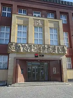 Pásový reliéf nad hlavním portálem