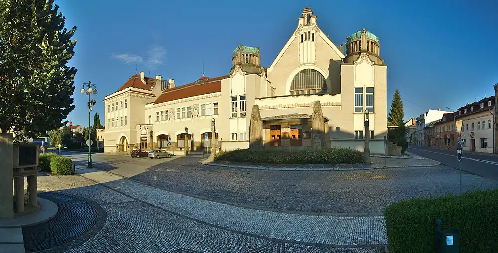 Národní dům, průčelí do Vojáčkova náměstí. Zcela vlevo část pomníku manželům Vojáčkovým od stejných autorů.