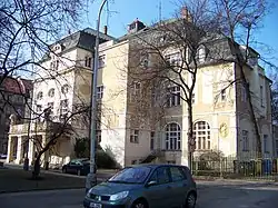 Celkový pohled z ulice U invalidovny