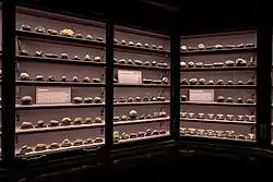 Expozice tektitů v Sále meteoritů v Národním muzeu v Praze