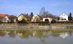 Domy a nádrž na návsi