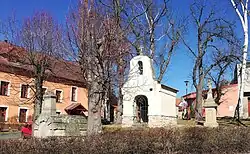 Náves v Doksech ‒ kaplička a socha sv. Jana Nepomuckého